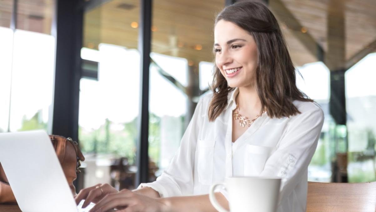 Grundlagen der Haushaltsplanung mit Taschenrechner und Notizen
