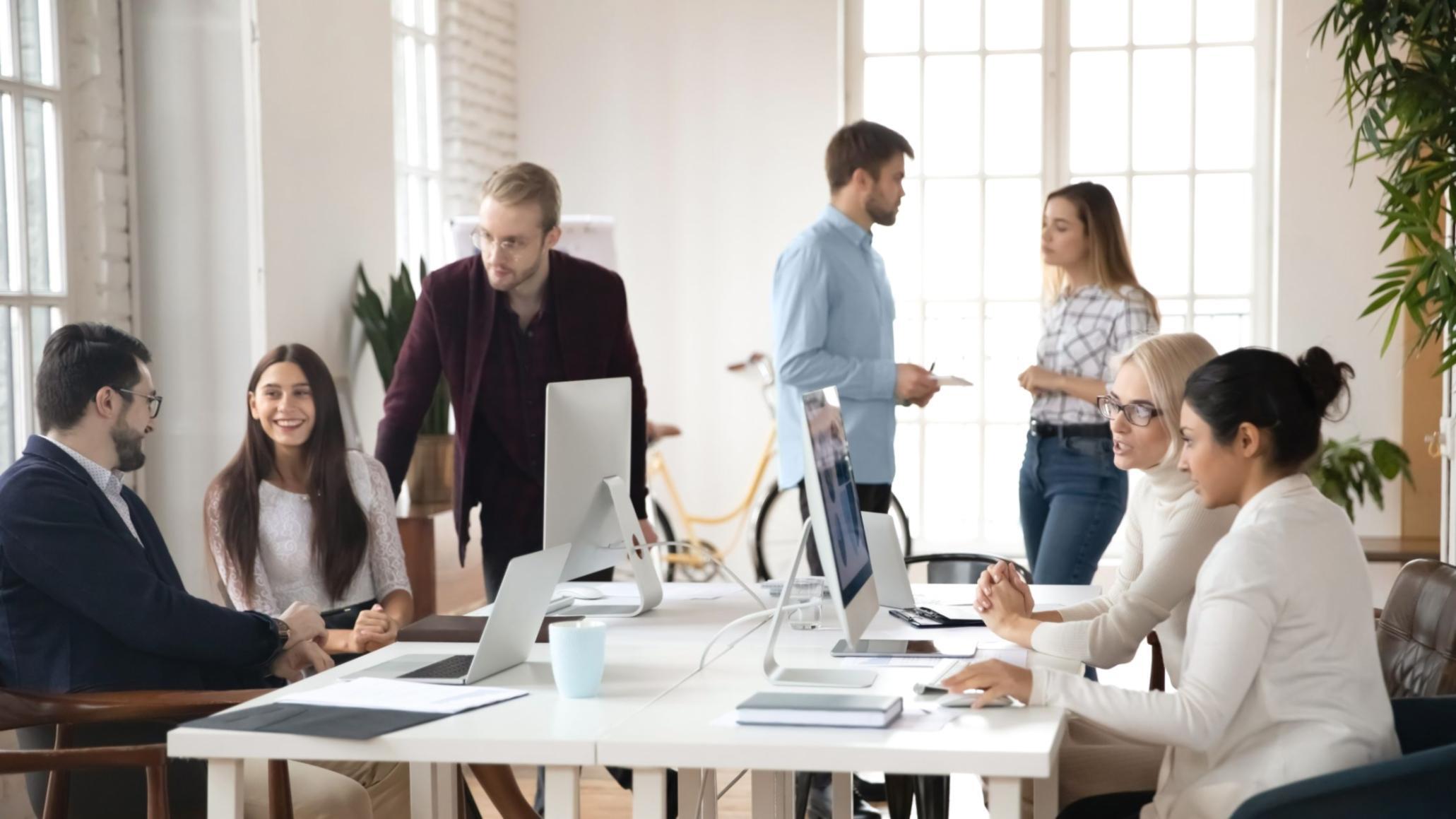 Person analysiert Finanzdokumente am Laptop